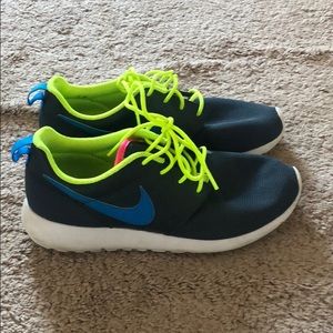 Nikes tennis shoes